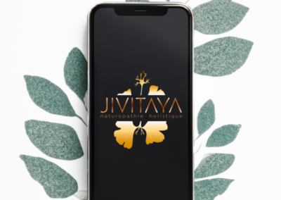 Design du logo de JIVITAYA, Naturopathe holistique, version en mode sombre.